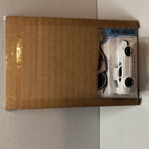 D2 Hot Wheels Custom Datsun 240Z white shipping protector - Picture 3 of 3